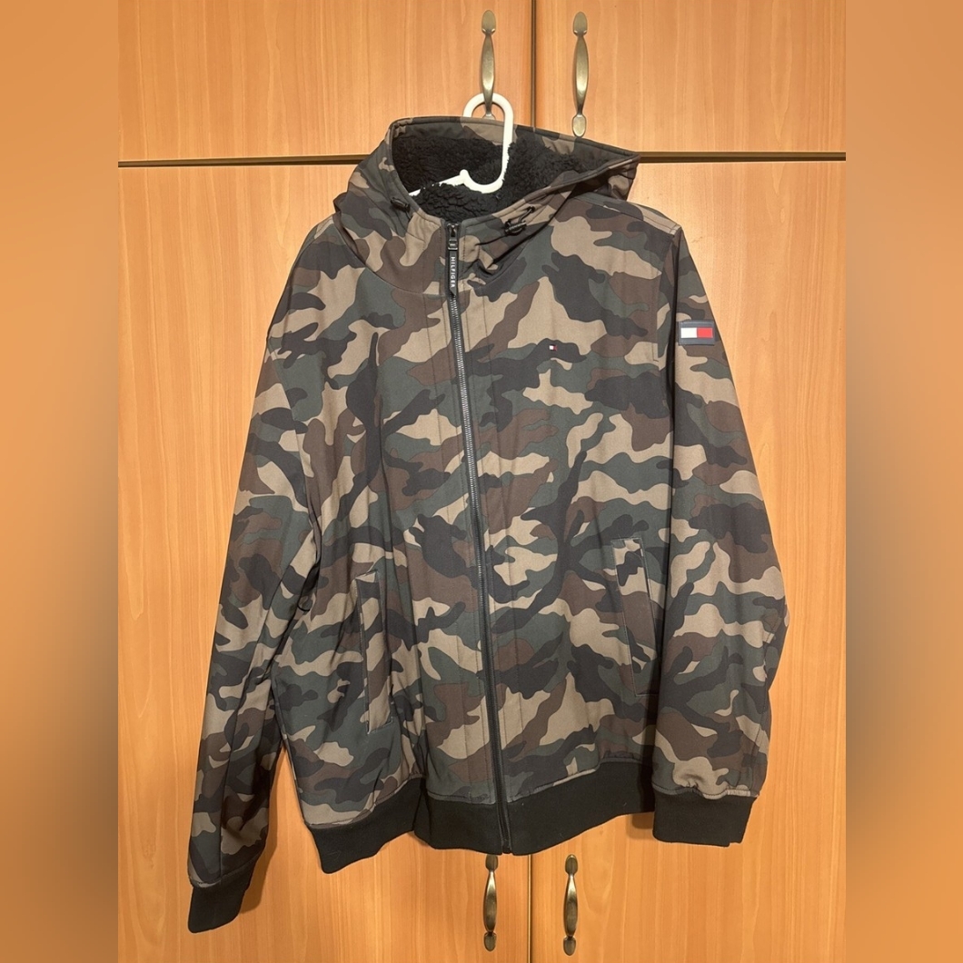 Men's Tommy Hilfiger Bomber W/ Sherpa Lining. Wind & Water Resistant . Med.